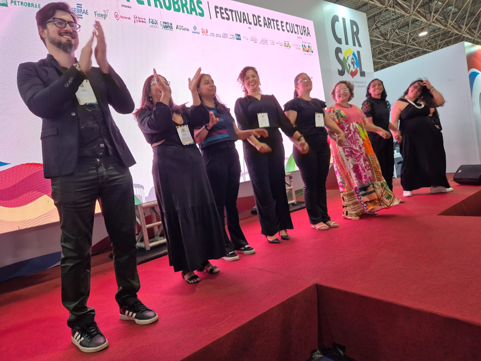 Professor Régis Puppim, com alunas e egressas do curso Técnico em Modelagem do Vestuário que fizeram as peças dos desfiles no II Cirsol